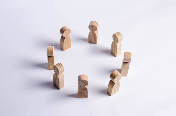 People stand in a circle and discuss. Concept business ideas, cooperation, teamwork, training and training. Solving problems and tasks. Businessmen gathered in a circle for a meeting. - Foto, Imagem