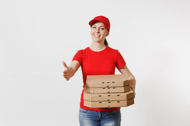 Levering vrouw in rode dop, t-shirt geven voedsel volgorde pizzadozen geïsoleerd op een witte achtergrond. Vrouwelijke courier permanent met uitgestoken hand voor de groet, de Italiaanse pizza bedrijf in kartonnen flatbox - Foto, afbeelding