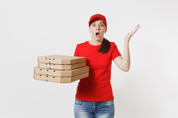 赤い帽子、t シャツ与える食品注文ピザ ボックス白い背景で隔離の女性。宅配便または段ボール flatbox でイタリアのピザを持ってディーラーとして働いている女性の pizzaman。配信サービスのコンセプト - 写真・画像