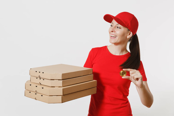 Entrega mujer en gorra roja, camiseta dando comida orden pizza italiana en cajas de cartón planas aisladas sobre fondo blanco. Mujer pizzaman trabajando como mensajero celebración bitcoin, moneda de color dorado
 - Foto, imagen
