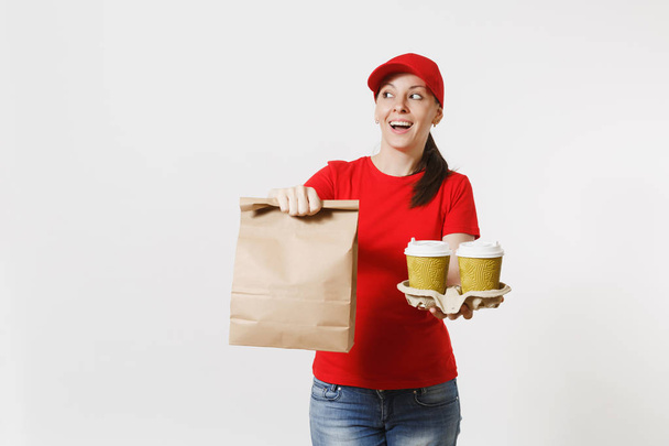Donna in berretto rosso, t-shirt che dà ordine fast food isolato su sfondo bianco. Corriere donna con bustina di carta con cibo, caffè. Consegna dei prodotti da negozio o ristorante a casa. Copia spazio
 - Foto, immagini