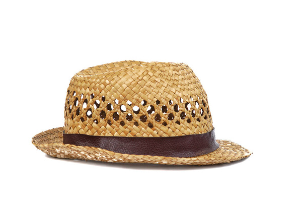 ベージュ夏麦わら帽子は、白い背景で隔離。手芸織り広いつばの帽子葦、竹、籐製のクローズ アップ。明白なデザインにリボン バンドと装飾。ファッション、休日の装飾の概念. - 写真・画像