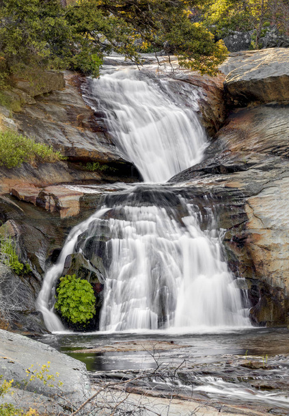 Foresta Falls on kaunis, mutta unohdettu sarja kasautuvia vesiputouksia Crane Creekissä lähellä Forestan kylää Yosemiten kansallispuistossa, Mariposan piirikunnassa, Kaliforniassa. Yläkaskadit on kuvattu täällä kesäkuussa
. - Valokuva, kuva
