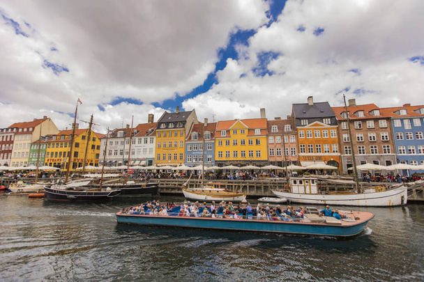 COPENHAGEN, DINAMARCA - 13 DE JUNIO DE 2018: Detalle de Nyhavn en Copenhague, Dinamarca. Nyhavn es un distrito costero y de entretenimiento del siglo XVII en Copenhague.
. - Foto, imagen
