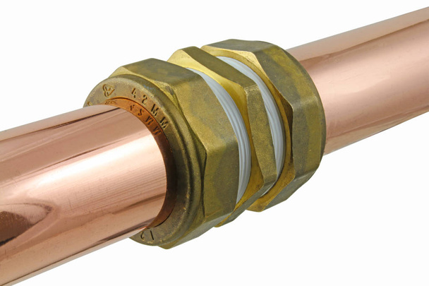 Tuberías de fontanería: dos secciones de cobre conectadas entre sí por un acoplador de compresión aislado sobre un fondo blanco
 - Foto, Imagen