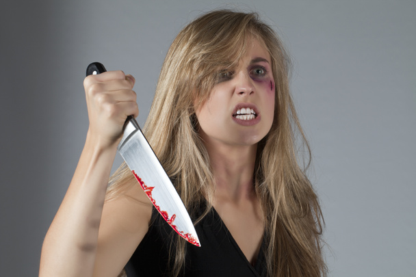 misbruikte gekke vrouw met mes - Foto, afbeelding