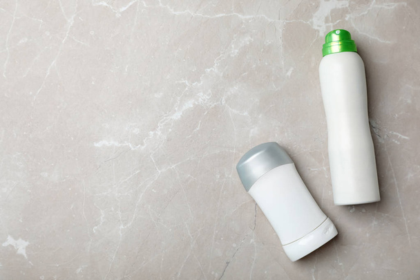 Different deodorants on light background, top view. Skin care - Foto, Bild