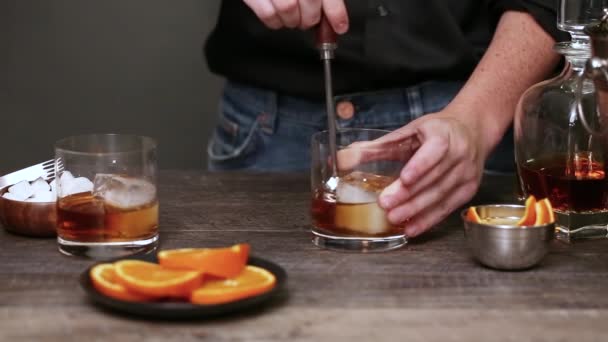 Passo dopo passo. Preparare Whiskey cocktail acido al bar di casa
. - Filmati, video