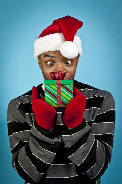 afro-amerikai ember nézi a karácsonyi ajándék - Fotó, kép