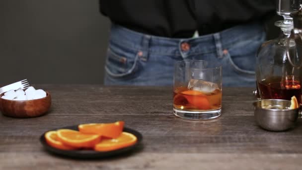 Schritt für Schritt. Zubereitung eines sauren Whiskey-Cocktails an der Hausbar. - Filmmaterial, Video