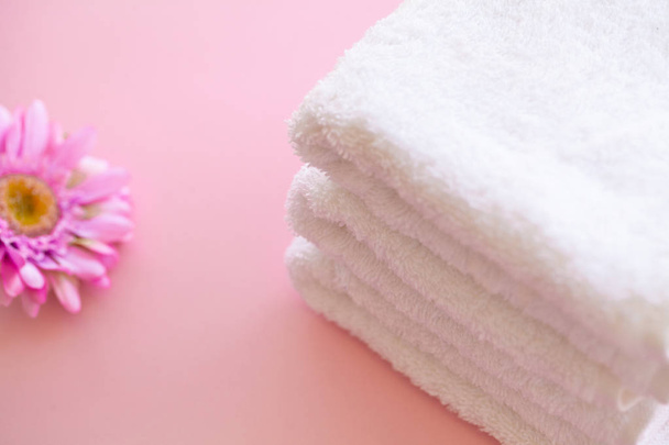Spa. White Cotton Towels Use In Spa Bathroom on Pink Background. Towel Concept. Photo For Hotels and Massage Parlors. Purity and Softness. Towel Textile. - 写真・画像
