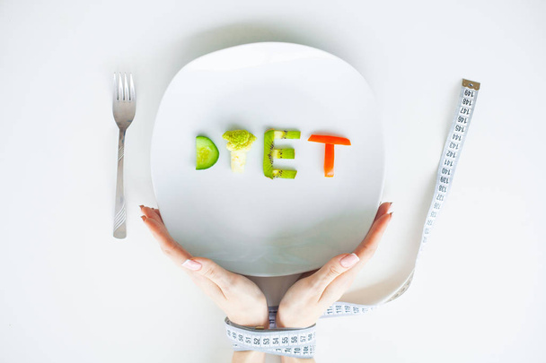 Beslenme veya kilo kontrolü kavramı. Plaka sebze diyet mektupları ile kapatın. Fitness ve sağlıklı gıda diyet kavramı. - Fotoğraf, Görsel