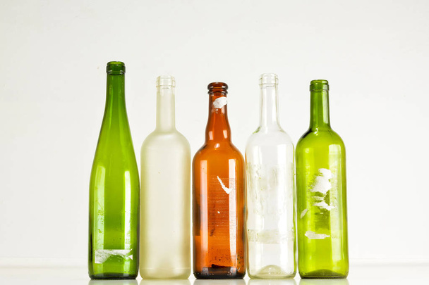 Pusta szklana butelka izolowana na białym tle - Zdjęcie, obraz