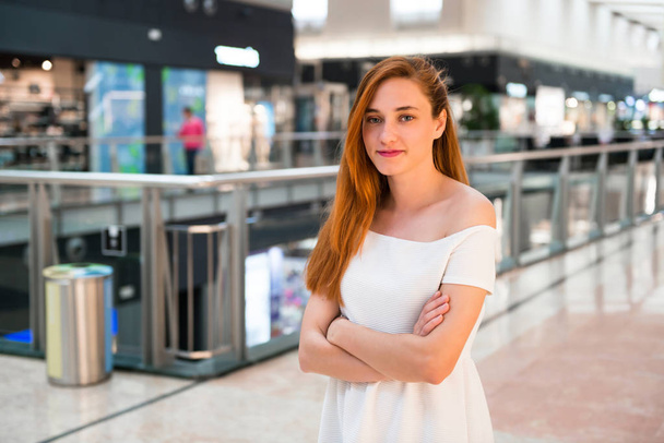 Νέοι κοκκινομάλλα όμορφη κοπέλα σε ένα εμπορικό κέντρο - Φωτογραφία, εικόνα