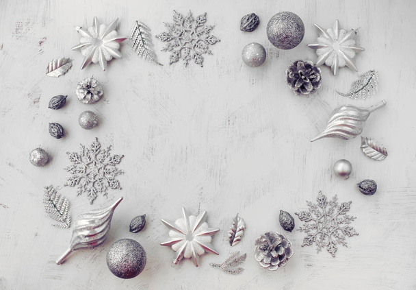 Рождественская декоративная композиция игрушек на белом фоне сюрреализма
 - Фото, изображение