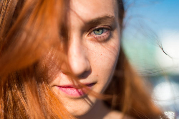 Porträt junger Rotschopf hübsches Mädchen im Freien - Foto, Bild