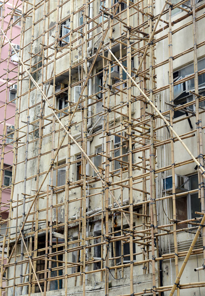 In Hong Kong en China en andere delen van Azië, wordt bamboe vaak gebruikt voor steigers voor onroerend goed bouw in plaats van staal of ijzer steigers - Foto, afbeelding