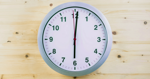 H24 godzin timelapse bezszwowe pętli gotowy, ruch ręce zegar, zegar ścienny nowoczesny biały metallic alarmu na tle drewna  - Materiał filmowy, wideo