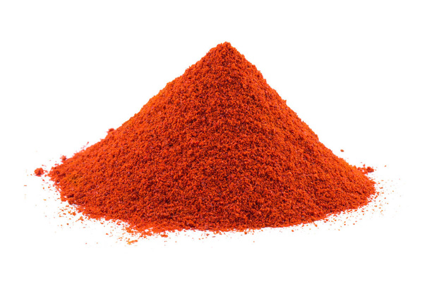 Heap of Red Chilli Pepper Powder Ook bekend als Mirchi, Mirchi Powder, Lal Mirchi, Mirch of Laal Mirchi geïsoleerd op witte achtergrond - Foto, afbeelding