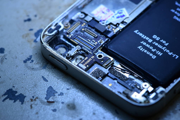 Repairing mobile phones and tablets by skilled technicians.Experienced testers and check mobile phones. Before and After RepairTools and equipment for repairing and unpacking mobile phones. - Φωτογραφία, εικόνα