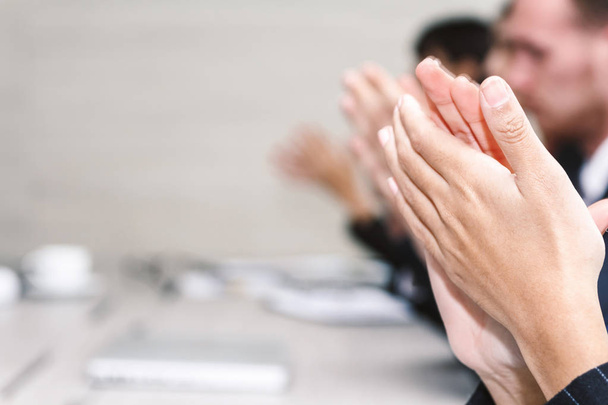 Empresários de sucesso batendo palmas na reunião
 - Foto, Imagem