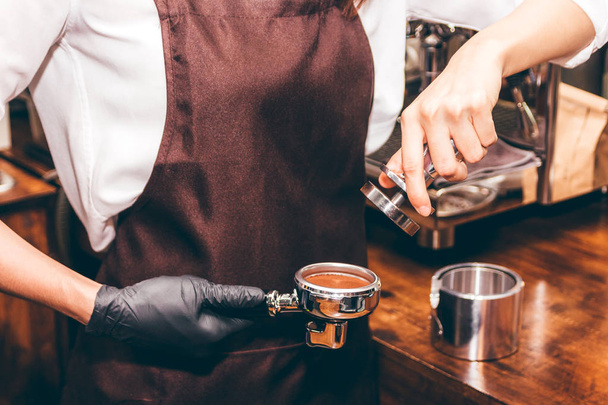 Barista käyttää peukaloida tekee kahvia kahvilassa
 - Valokuva, kuva