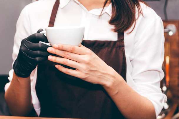 Barista drží kávu v kavárně - Fotografie, Obrázek