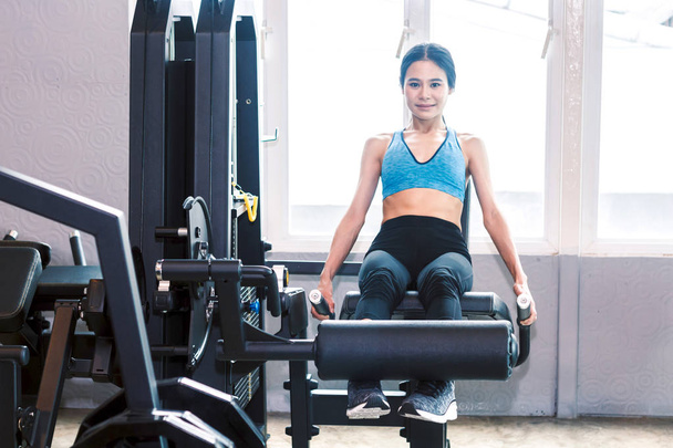 Fitness nő végre edzés az edzőteremben machine gyakorlat - Fotó, kép