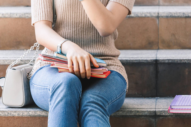 Giovane donna adolescente studenti con libri sedersi sulla scala
 - Foto, immagini