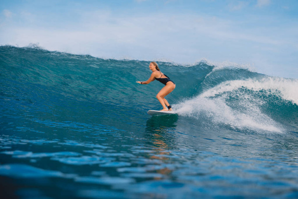 Profesionální žena surfovat na surf, surfování na vlně v oceánu  - Fotografie, Obrázek