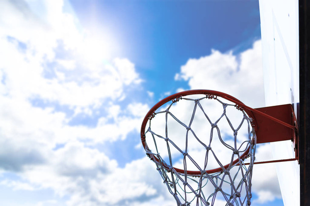 Arco de basquete e céu azul
. - Foto, Imagem