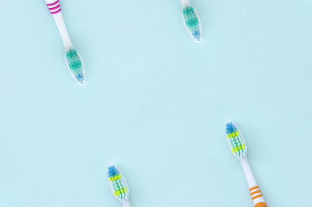 Beaucoup de brosses à dents reposent sur un fond bleu pastel. Vue de dessus, plan plat. Concept minimal
. - Photo, image