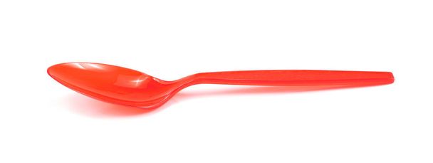 cuchara de plástico roja aislada sobre fondo blanco - Foto, Imagen