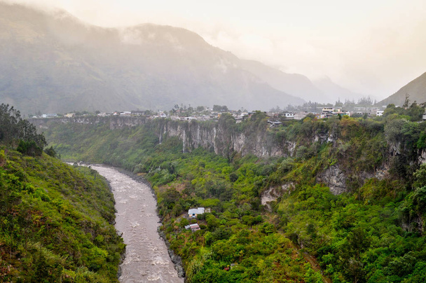 Banos de Água Santa, província de Tungurahua, Equador
 - Foto, Imagem
