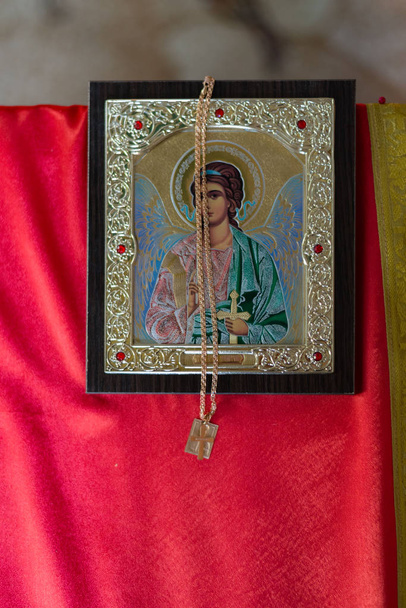 ketting met een kruisje op het pictogram van de kerk - Foto, afbeelding