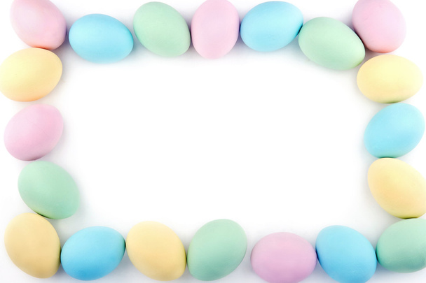 Pääsiäisen tausta pastellivärillä munilla
 - Valokuva, kuva