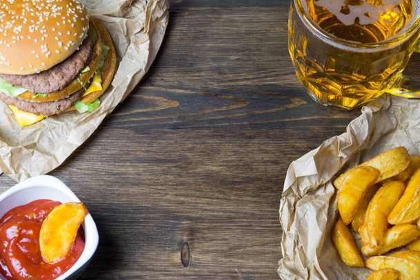 Fast food and a chilled glass of fresh light beer... - Foto, Imagem