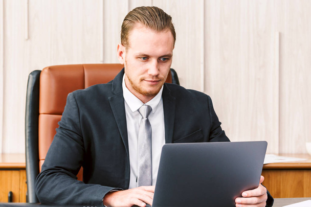 Gérant d'entreprise travaillant sur ordinateur portable et document d'affaires au bureau
 - Photo, image