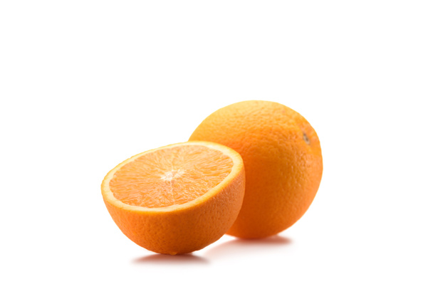 vista de cerca de la pieza de naranja y fruta sana aislada en blanco
 - Foto, Imagen