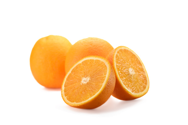 close up view of wholesome and cut oranges isolated on white - Foto, Bild