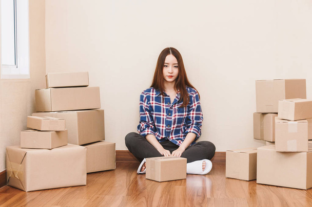 Mujer joven con caja de cartón en casa - Negocios en línea y concepto de entrega
 - Foto, Imagen