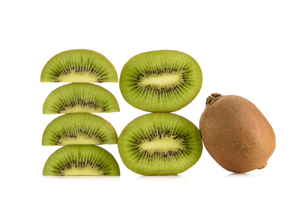 close up view of arranged fresh kiwi fruits isolated on white - Foto, immagini