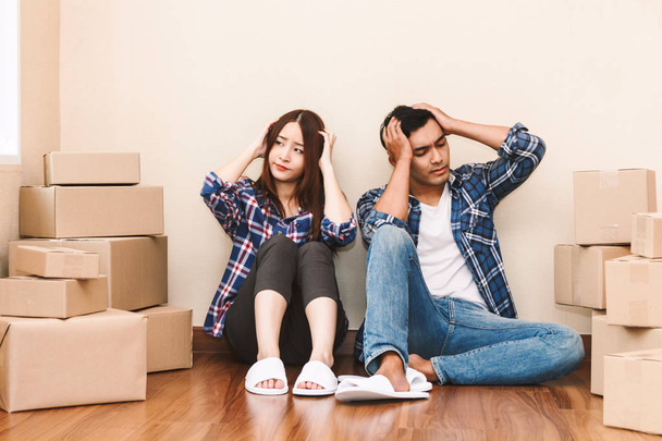 Jeune couple avec boîte en carton à la maison - Business en ligne et concept de livraison
 - Photo, image