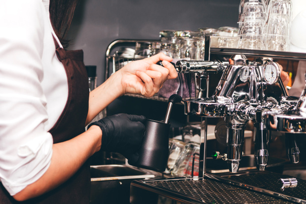 Nők Barista kávéfőző segítségével, hogy a kávét a kávézóban - Fotó, kép