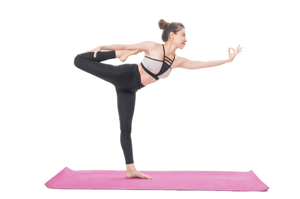 Женщина практикующая йогу изолирована на белом фоне
 - Фото, изображение