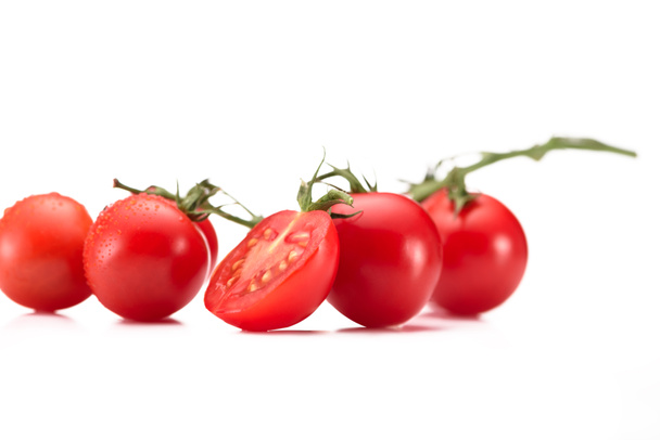close up view of ripe cherry tomatoes on twig isolated on white - Foto, afbeelding