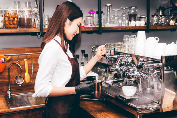Женщины-бариста используют кофеварку для приготовления кофе в кафе
 - Фото, изображение