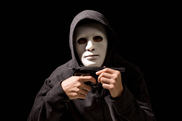 Хакер в капюшоне на темном фоне
 - Фото, изображение