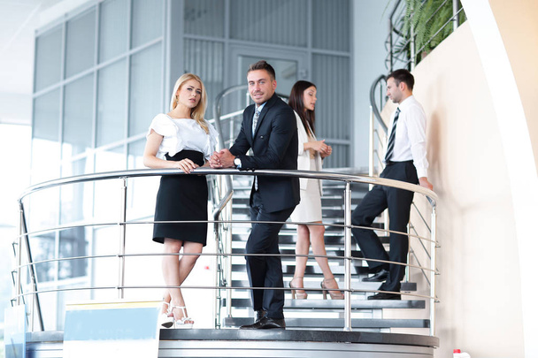 empleados se comunican de pie en la terraza de la oficina
. - Foto, Imagen