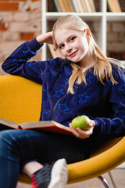 Teenage girl in a library - Foto, afbeelding